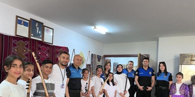 Polis kursiyerlere saz çalıp, kadınlarla çiğ köfte yaptı