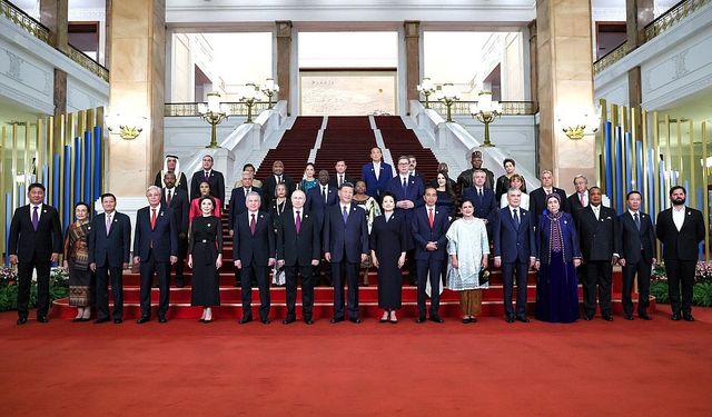 Çin Devlet Başkanı Xi, Rusya Devlet Başkanı Putin’i kapıda karşıladı