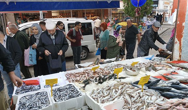 Havalar bozdu, hamsi 40 TL’den 70 TL’ye yükseldi!