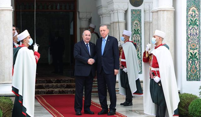Erdoğan, Cezayir Cumhurbaşkanlığı Sarayı'nda Tebbun tarafından karşılandı