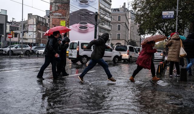 İstanbul’da sağanak yağış ve vatandaşların zor anları