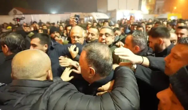 Hatay'da protesto: Bakan Koca, Lütfü Savaş ve Özgür Özel Hatay'da protesto edildi