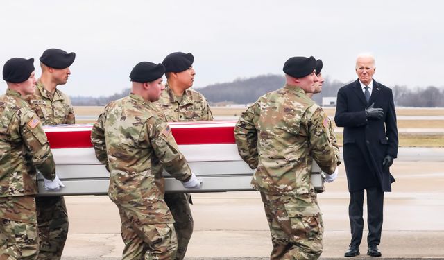Biden, Ürdün’de ölen 3 ABD askeri için düzenlenen törene katıldı