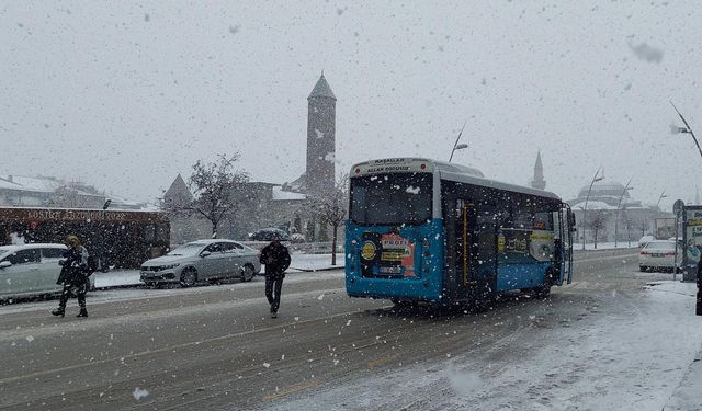 Erzurum’da Mart ayında yağan kar 147 köy yolunu ulaşıma kapadı!