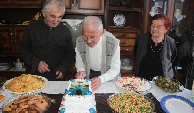 Ordulu Hüseyin Dede 100. yaşına pasta keserek girdi