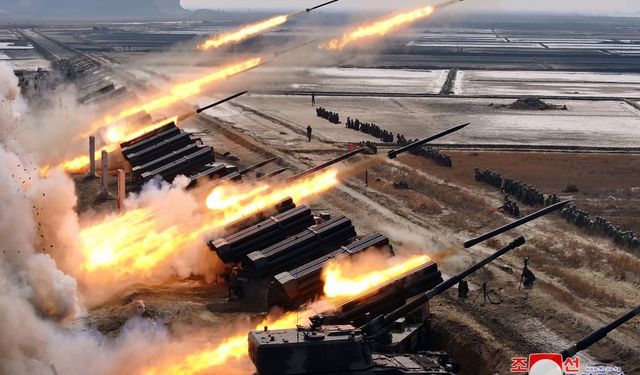 Savaş hazırlıklarını hızlandıran Kuzey Kore'de topçu atış tatbikatı