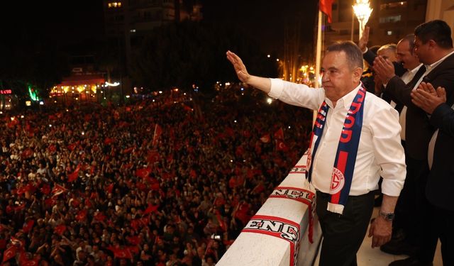 Balkon konuşması yapan Böcek: "Antalya'da rekor kırmaya devam edeceğiz"