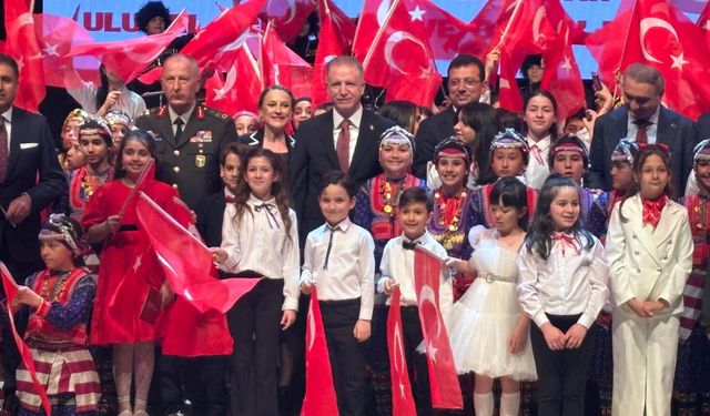 İstanbul'da 23 Nisan nedeniyle düzenlenen yarışmada dereceye girenler ödüllerine kavuştu