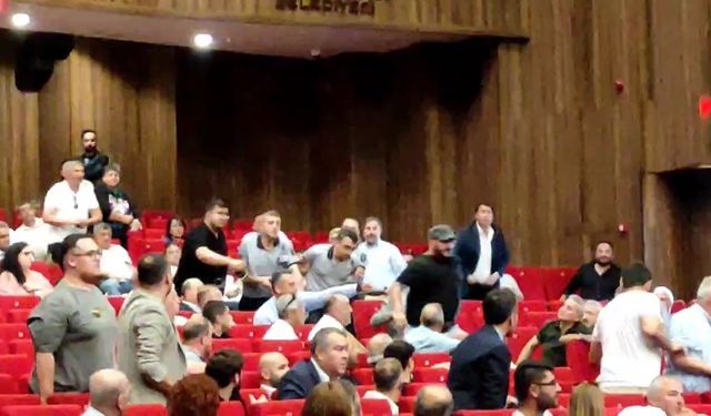 Salonda ipler gerildi: CHP'li milletvekilinin kuzeni "Seni vururum" diyerek koştu
