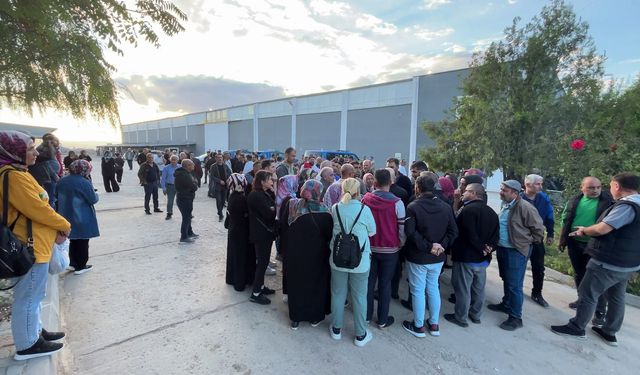 İşçiler şok yaşadı! Çalışmak için fabrikaya gittiler ama işsiz kaldıklarını öğrendiler