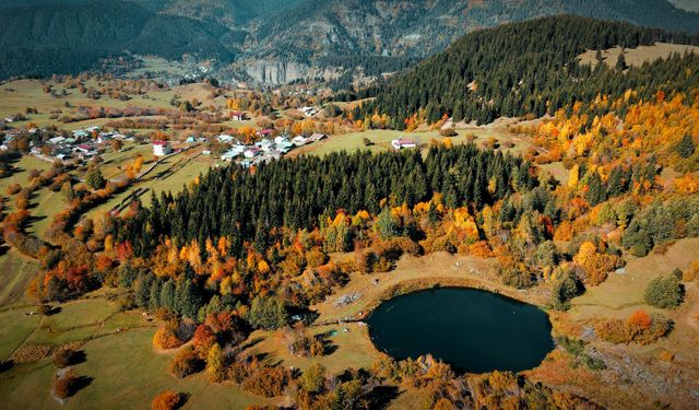 Artvin Şavşat'ta bulunan Rutav Gölü sonbahar renkleriyle büyülüyor