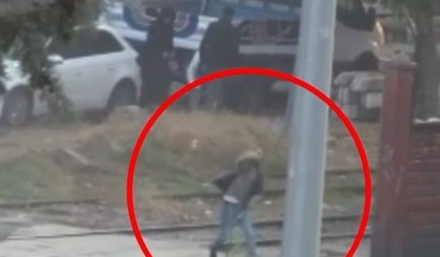 İki bıçakla polise saldıran terörist polis köpeğiyle etkisiz hale getirildi