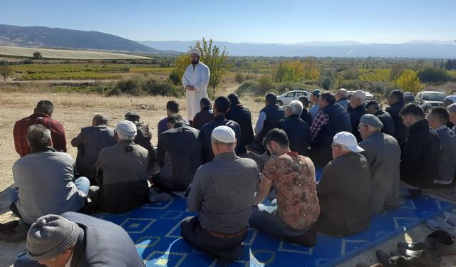 Manisa'da vatandaşlar yağmur duasına çıktı