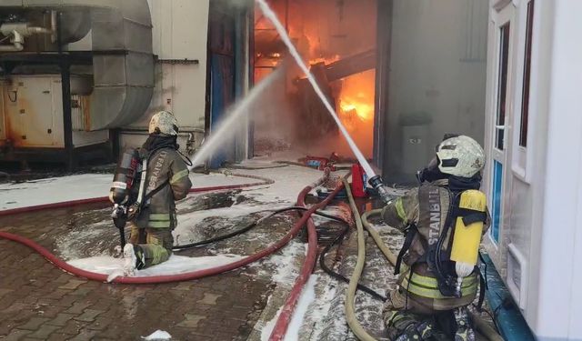 Esenyurt'ta sağlık malzemeleri üreten fabrikanın deposunda korkutan yangın