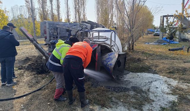 Devrilen beton mikseri içindeki beton boşaltılarak kaldırıldı