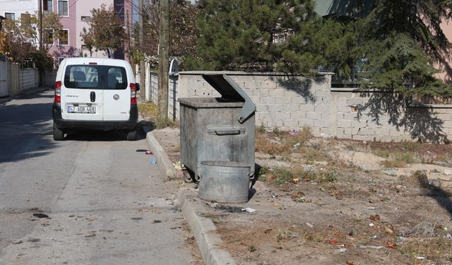 Yeni doğmuş bebeği çöpe bıraktılar