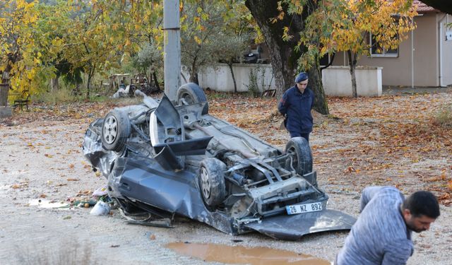 Otomobil kağıt gibi ezildi: 3 yaralı