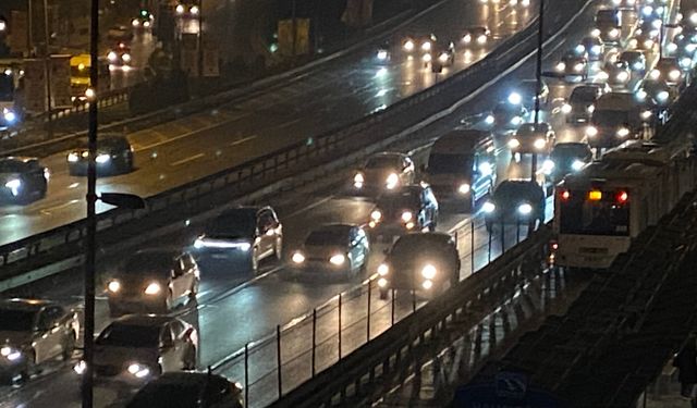 İstanbul'da ara tatilin ardından okulların açılmasıyla sabah trafik yoğunluğu oluştu