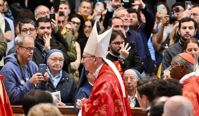 Vatikan'daki ilk oylamada yeni papa seçilemedi: Sistina Şapeli’nden siyah duman yükseldi