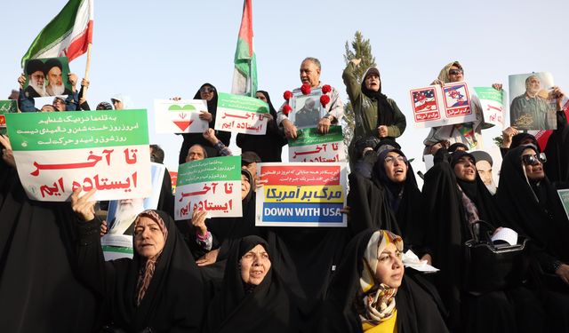 İran’da on binlerce kişi, ateşkes sonrası zafer kutlaması yaptı