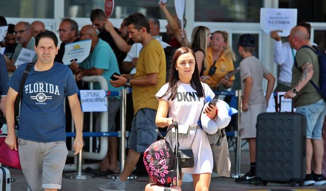 Antalya’ya 8 Ayda 11,7 Milyon Turist Geldi – Ruslar Lider, Ukraynalılar Yükselişte