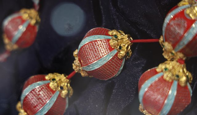 Değer biçilemiyor: Kur'an-ı Kerim'in 604 sayfası tespihe nakşedildi