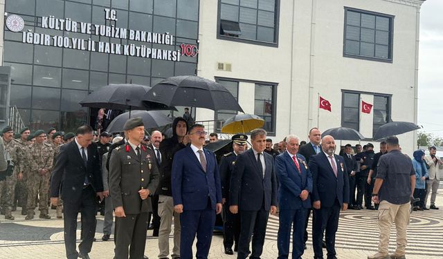 Iğdır’da Gaziler Yağmur Altında Kaldı! “Valiye Şemsiye Var, Gazilere Yok”