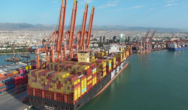 “MERSİN ULUSLARARASI LİMANI, YENİ TAMAMLANAN EMH2 TERMİNALİNDE İLK 400 METRELİK MEGA GEMİYİ KARŞILADI”