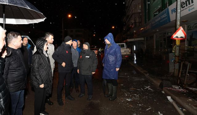 Bakan Yerlikaya Yıkılan 3 bina ve 1 iş yerinde incelemelerde bulundu