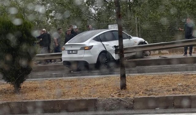 Kontrolden çıkan Tesla bariyere saplandı