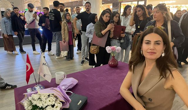 Sanatçı Rewşan, Hayranlarıyla Plak İmza Gününde Buluştu