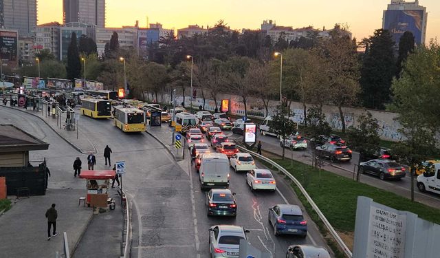 Okullar Açıldı, İstanbul’da Sabah Trafiği Kilitlendi: Yoğunluk Yüzde 70’e Ulaştı