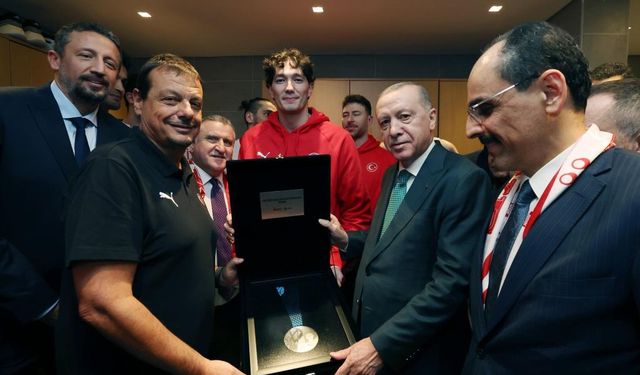 Milli Basketbolcularımız İkincilik Madalyasını Erdoğan’a Takdim Etti