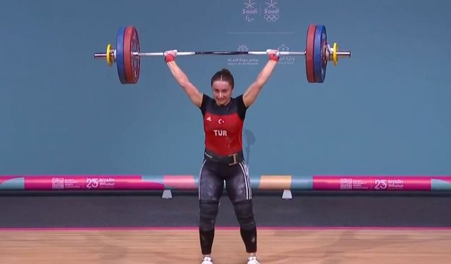 Milli Halterci Aysel Özkan, Riyad’da 3 Altın Madalya Kazandı