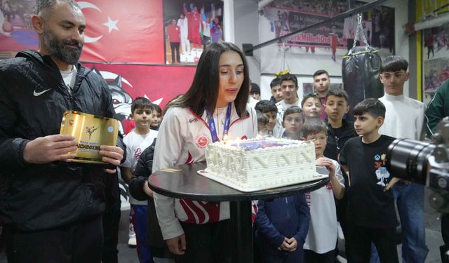 Kick Boks Dünya Şampiyonu Asuman Çığlıoğlu’na Coşkulu Karşılama