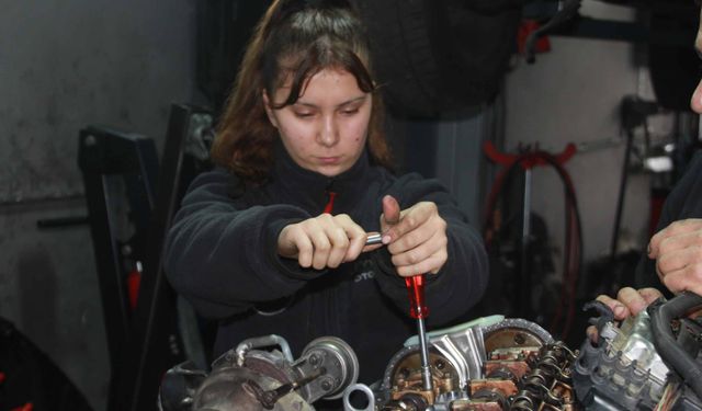 Sanayinin tek kız çırağı 17 yaşındaki Dilem Selis azmiyle örnek oluyor