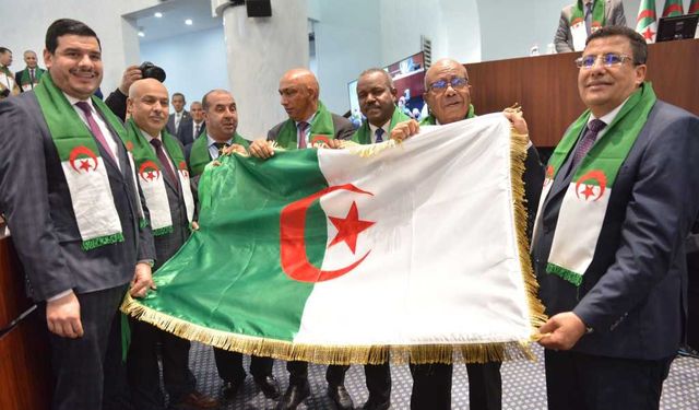 Cezayir'de Fransız Sömürgeciliğini Suç Sayan Yasa Oybirliğiyle Kabul Edildi