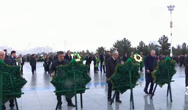 Erdoğan, Türkmenistan'da Tarafsızlık Anıtı'na çelenk koyma törenine katıldı