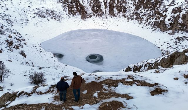 Renk değiştiren Kızılçan Gölü dondu!