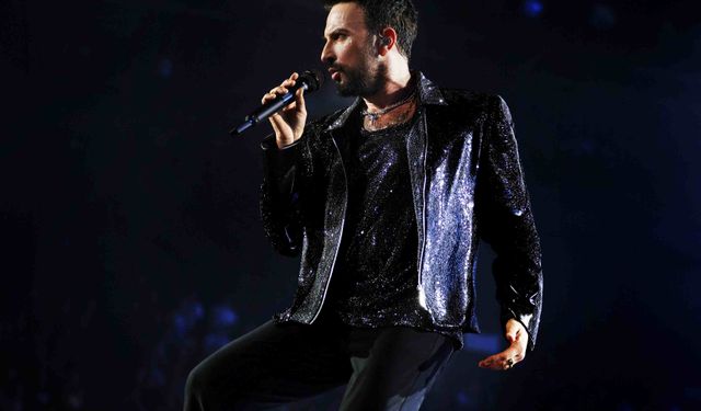 “Beni Çok Sev” diyerek sahneden eşine seslendi