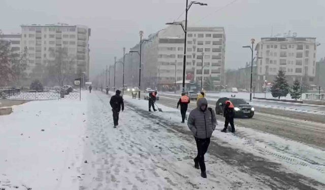 Sivas buz kesti! termometreler eksi 19 dereceyi gösterdi