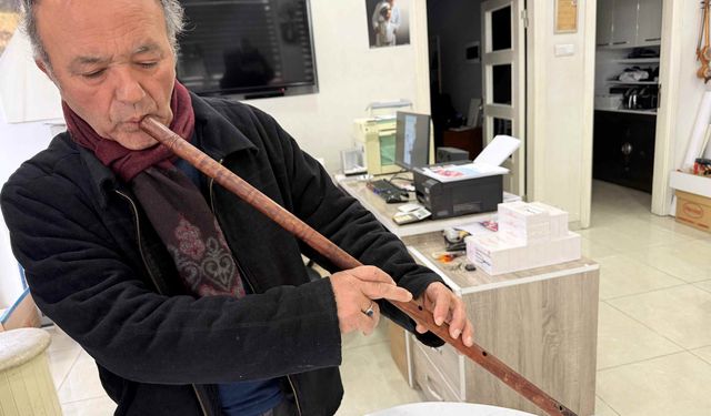 165 yıllık kavalını hayır için satışa çıkardı