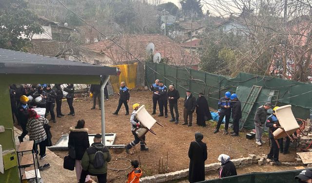 İBB Üsküdar’da yapı kayıt belgeli binayı yıktı: Aile sokakta kaldı