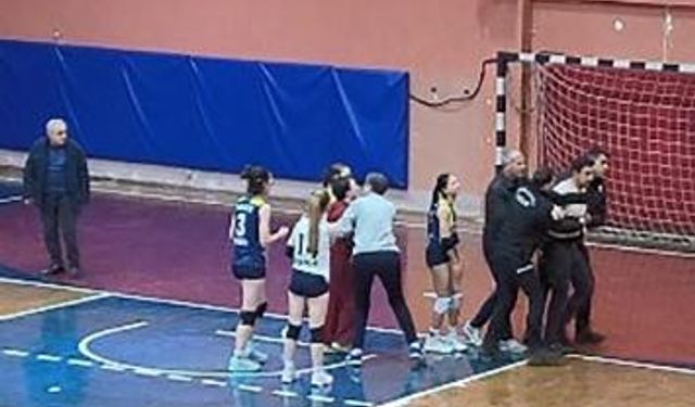 Küçük Kızlar Finalinde Skandal Gece: Taraftar Sahaya Girdi, Maç Seyircisiz Tamamlandı