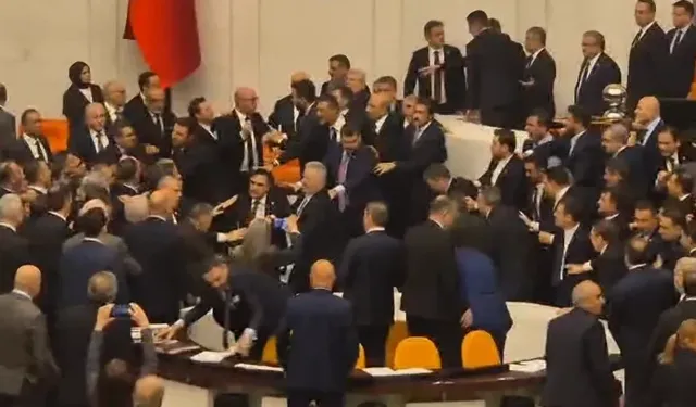 Meclis’te yemin krizi: Genel Kurul’da çirkin arbede!