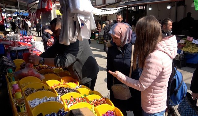 Pazar tezgahları bayram şekerleriyle renklendi
