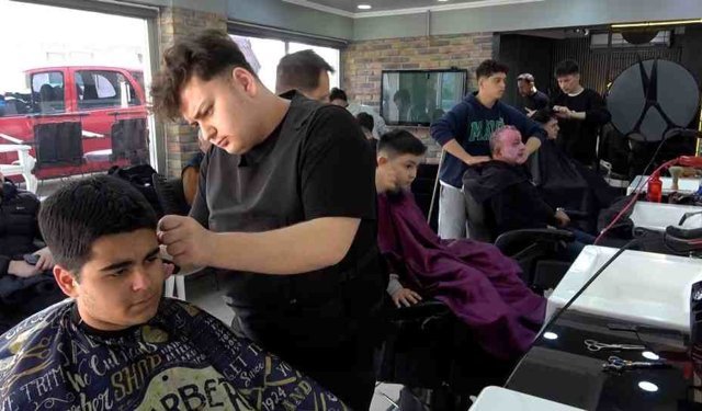 Berberlerde bayram tıraşı mesaisi: “Sabaha kadar devam ediyoruz”