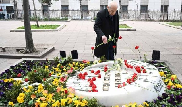 Bahçeli, Merhum Muhsin Yazıcıoğlu’nun Kabrini Ziyaret Etti