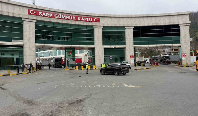 Sarp Sınır Kapısı’nda bayram yoğunluğu!