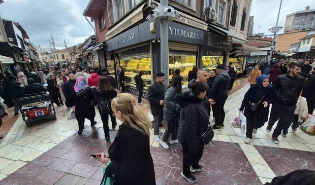 Altın fiyatları düşünce vatandaşlar kuyumculara akın etti